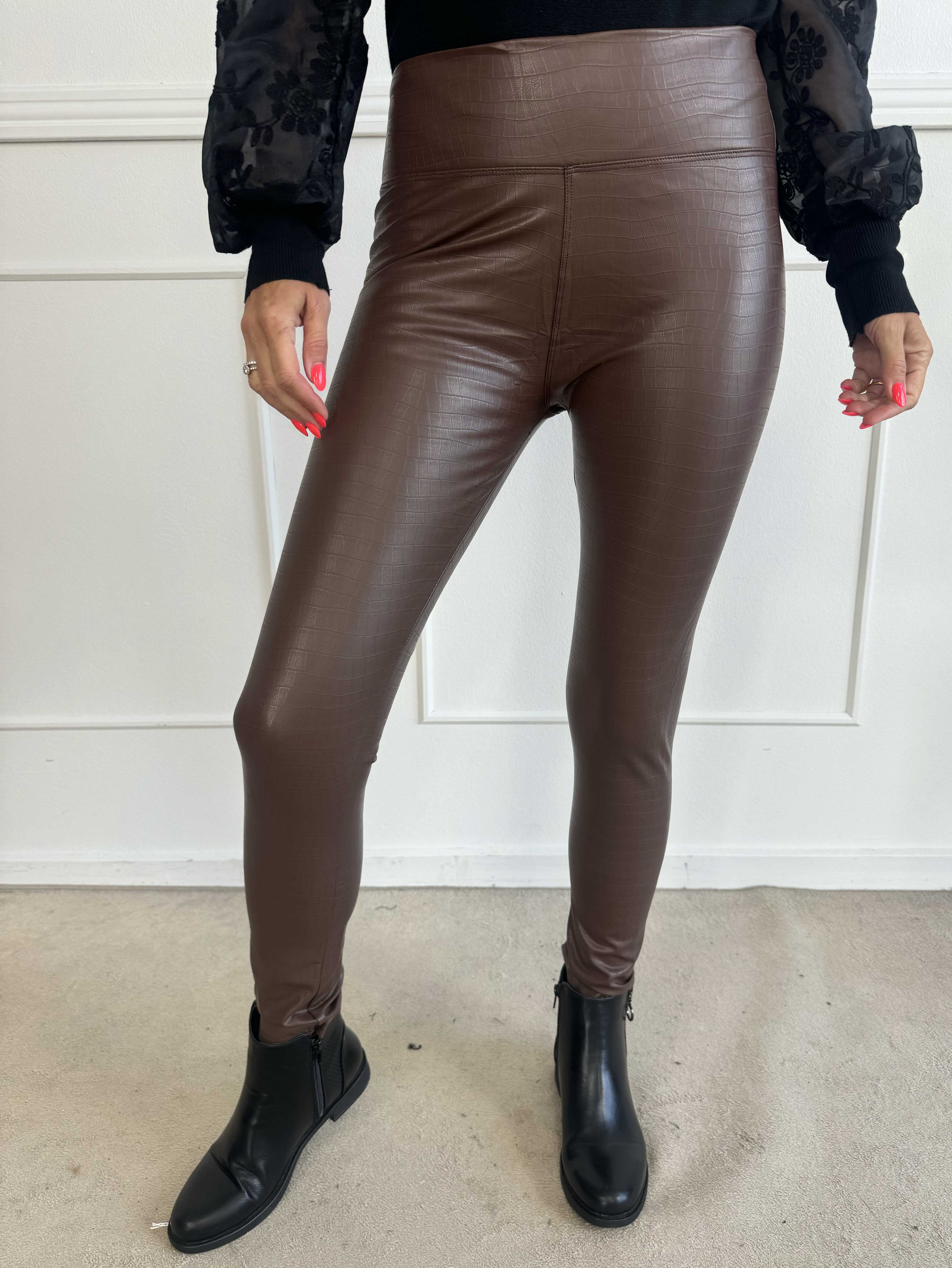 Hellu - Mörkbruna läderlook leggings med krokodiltryck